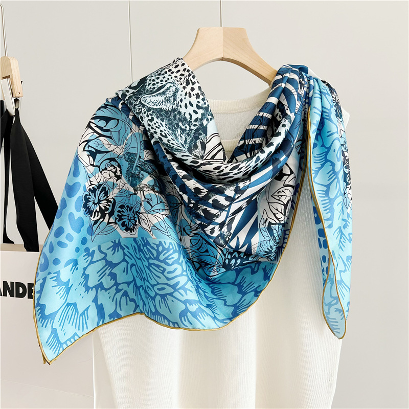 Seidenschal mit Löwenmuster, l – Travel Accessories Luxury Bewertung und Preis